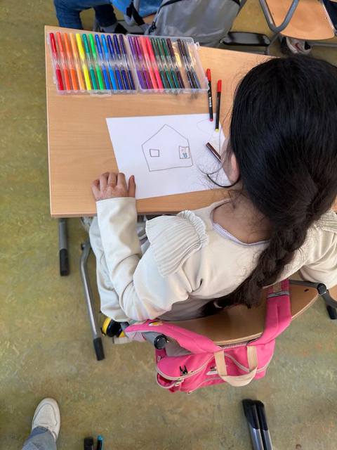 UPSURGE_H2020's tweet photo. Breda #PlaceLab action for #ecosensitisation of the youngest: a presentation at the primary school ‘De Liniedoorn’ about the benefits of  greening followed by the  childrens' drawings of their ideal green street or house. The drawings will be a graphical part of a special banner. https://t.co/wMF4gPk1S3