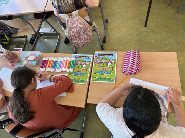 UPSURGE_H2020's tweet photo. Breda #PlaceLab action for #ecosensitisation of the youngest: a presentation at the primary school ‘De Liniedoorn’ about the benefits of  greening followed by the  childrens' drawings of their ideal green street or house. The drawings will be a graphical part of a special banner. https://t.co/wMF4gPk1S3