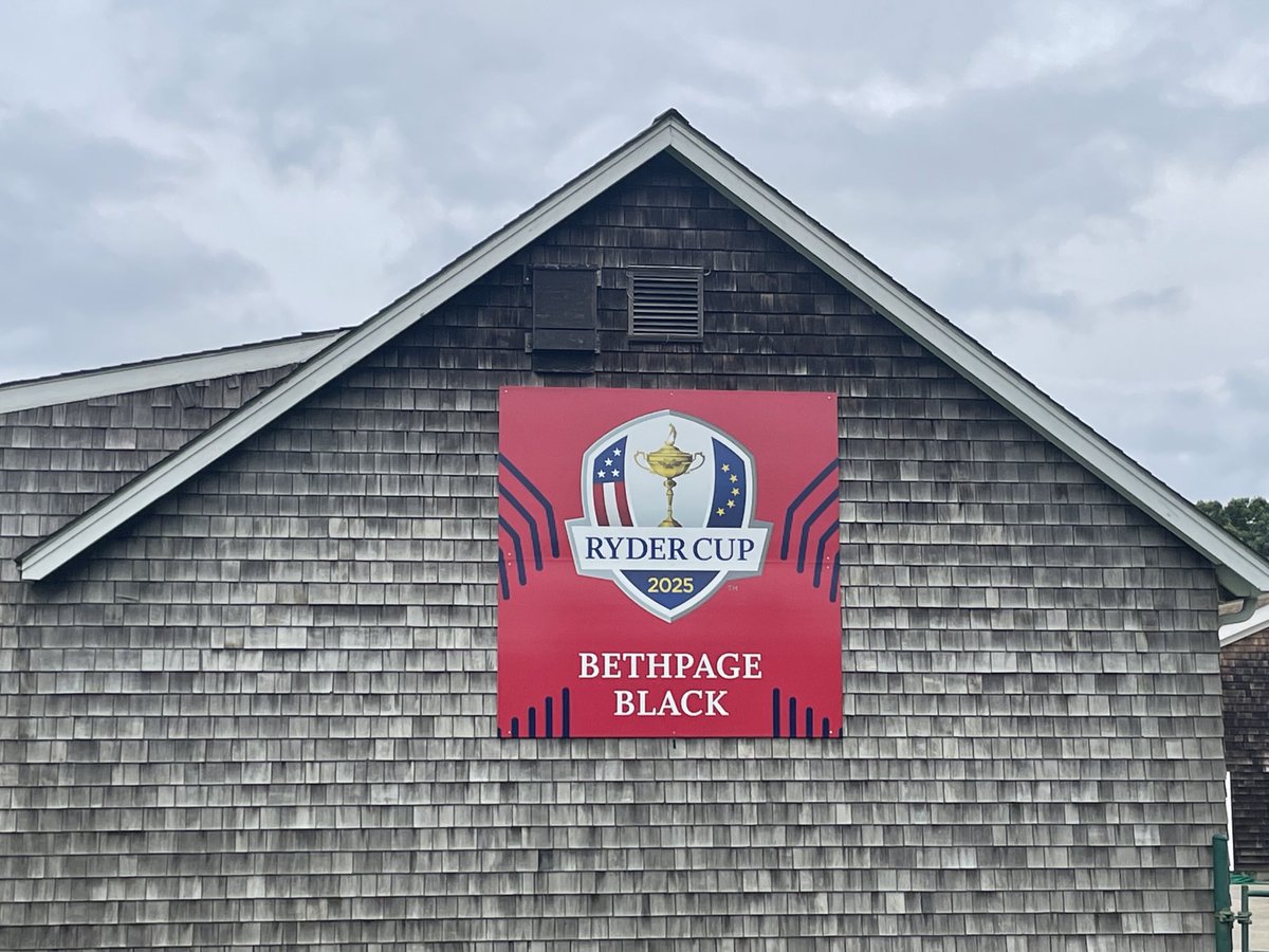 Sweet new photo op on the Black-coming up #2 behind 3 tee on our shop wall ⁦<a href="/RyderCupUSA/">Ryder Cup USA</a>⁩