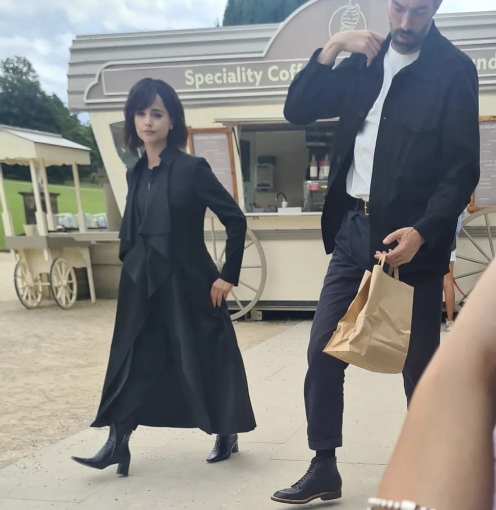 SandmanNews's tweet photo. Jenna Coleman (Johanna Constantine) on the set of ‘THE SANDMAN’ season 2! https://t.co/xZSMBd9Xb2