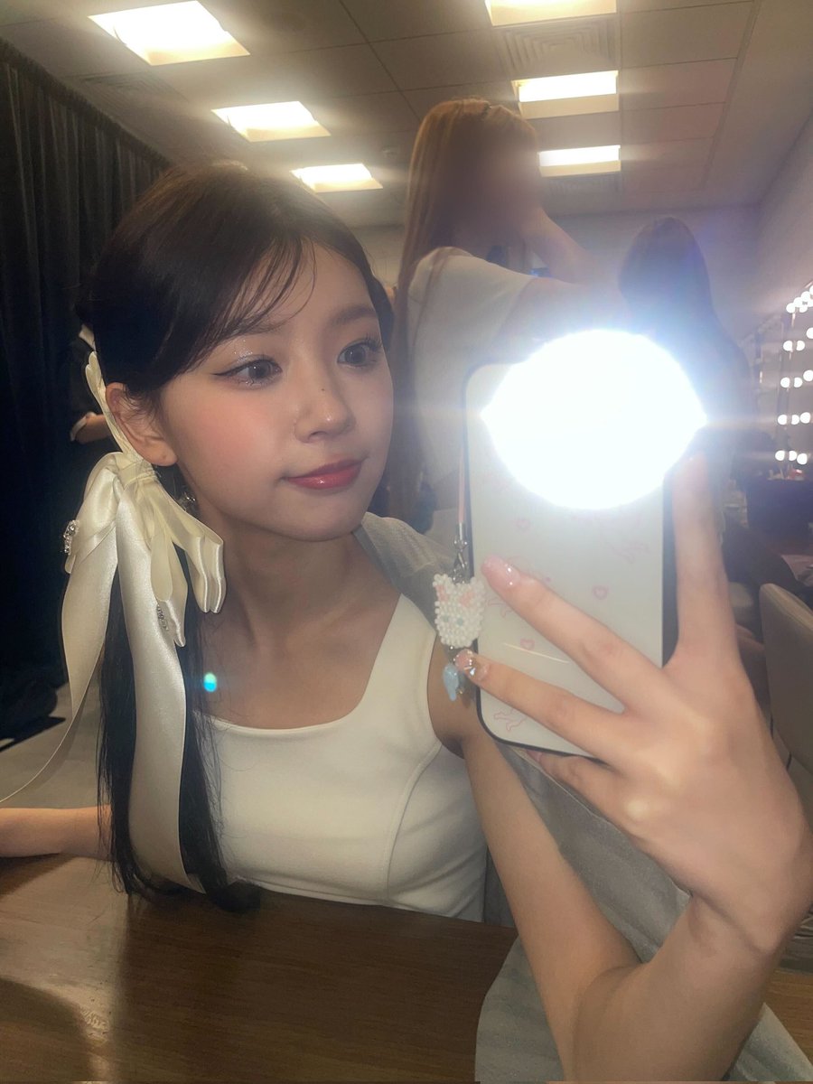 The mirror selfie queen is back, with her sweet face and white ribbon in my hair. This style is so charming and looks elegant.  The performance in Macau was really cool, because it was my first time going to Macau. And it's really fun, who likes mirror selfies? 💤