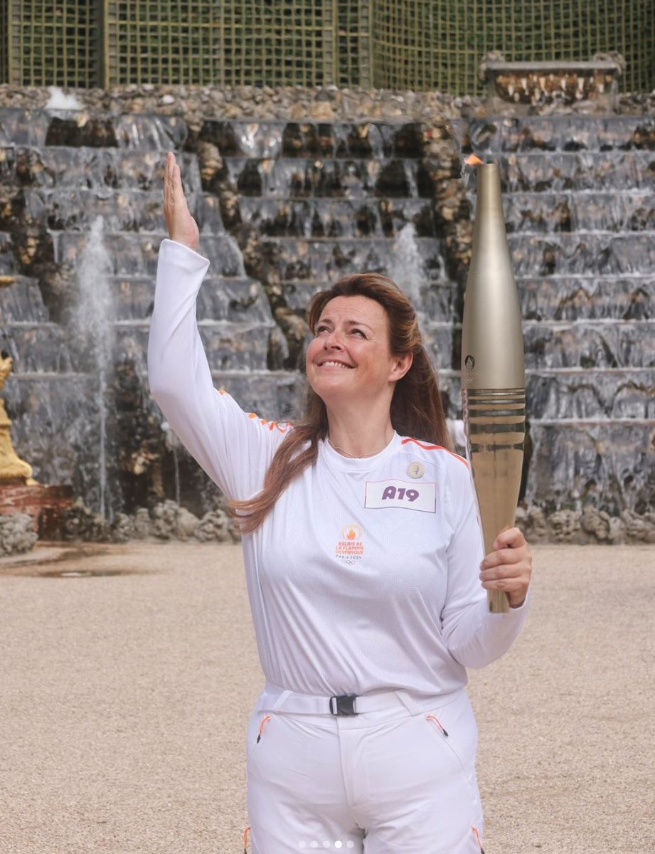 School.Sport.Foundation (@s_s_f_org) on Twitter photo Yesterday, Olympic light arrived to Versailles. Torch was carried by <a href="/dianedeNC/">Diane de Navacelle de Coubertin</a>, the Director of the School Sport Foundation.
This momentous event symbolizes unity & the pursuit of peace through sport🔥
Read more:
school-sport-foundation.com/blog/diane-de-…
#SchoolSportFoundation Yesterday, Olympic light arrived to Versailles. Torch was carried by <a href="/dianedeNC/">Diane de Navacelle de Coubertin</a>, the Director of the School Sport Foundation.
This momentous event symbolizes unity & the pursuit of peace through sport🔥
Read more:
school-sport-foundation.com/blog/diane-de-…
#SchoolSportFoundation