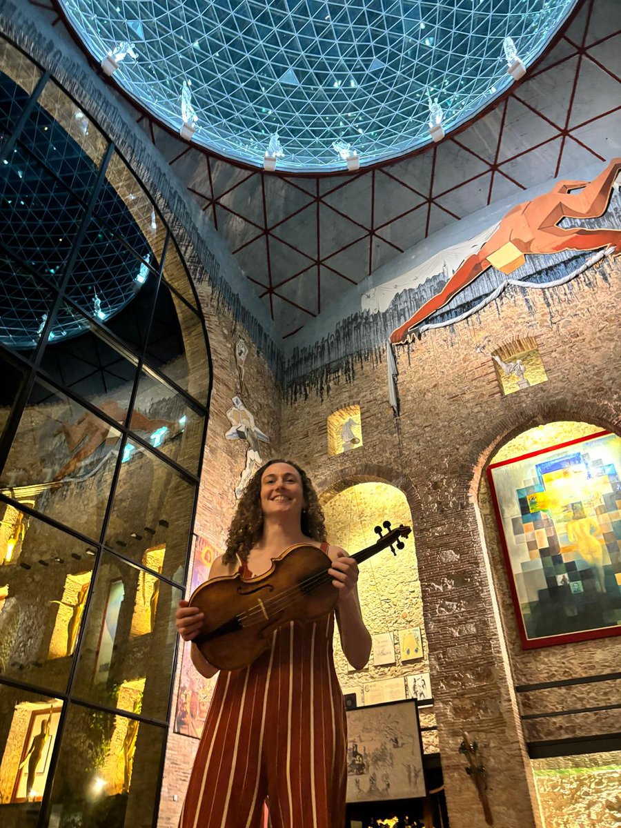 Qui ens havia de dir que la Nina tocaria a dins del Teatre-Museu Dalí de Figueres? amb Leos Quartet i el dia 6 d'agost, 79 anys després que segons Dalí se li desvetllés l'inclinació a la recerca del sentit de la mística.