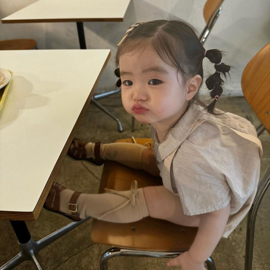 ㅤㅤ
ㅤㅤ
Me chamou pra tomar café da manha fora e eu logo aceitei, ela disse que ia pagar tudo e mostrou minha carteira. Fomos, lógico.