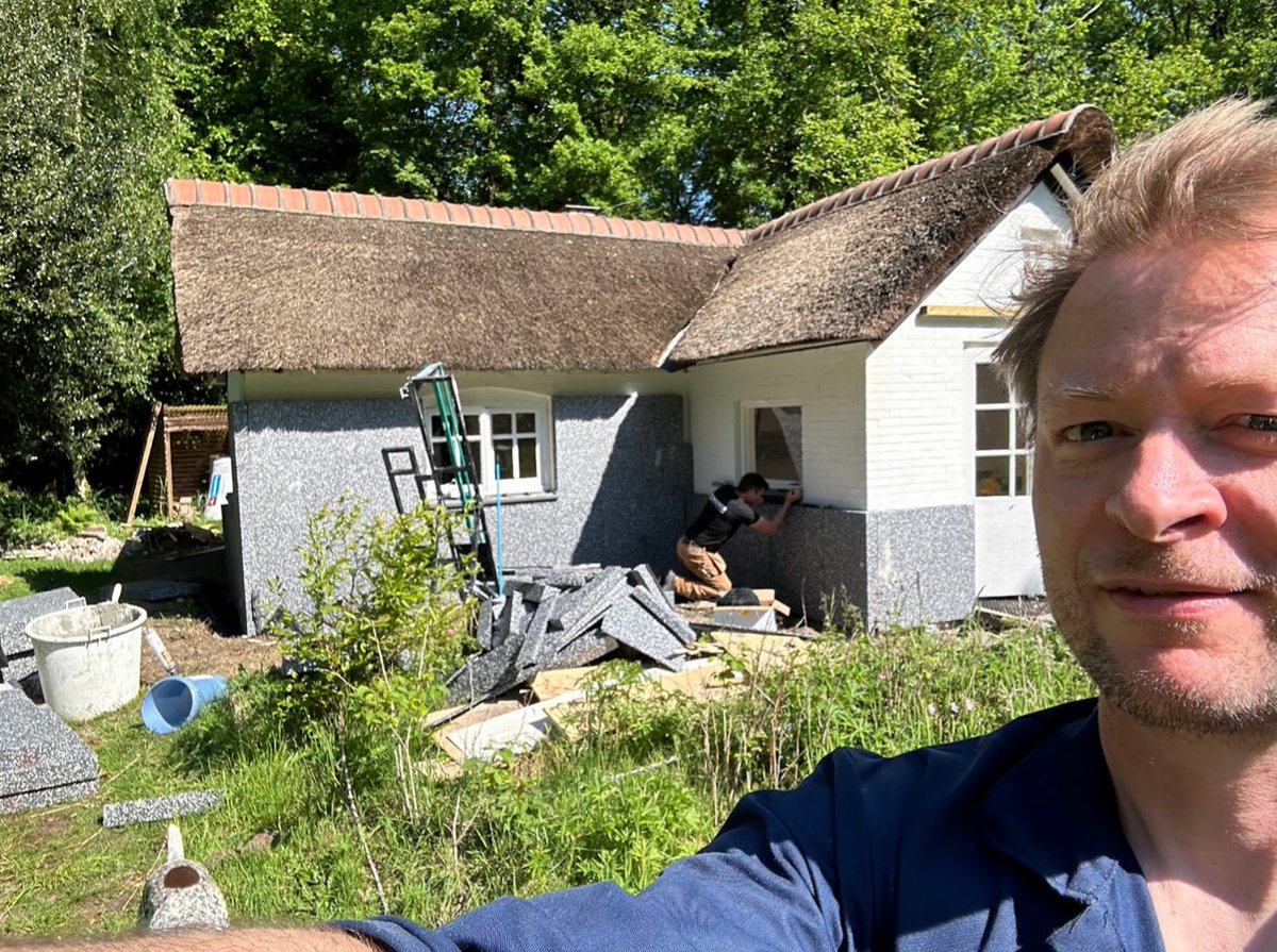 arjecahn's tweet photo. Just finished insulating the old Walden-inspired cottage! It's now fully electric and off the gas grid. ⚡ Working in the family forest with tech founder teams has inspired me to focus on sustainability. 🌳🤖 

#OffTheGrid #Barrebos #Sustainability https://t.co/G8ZoUrY7iS