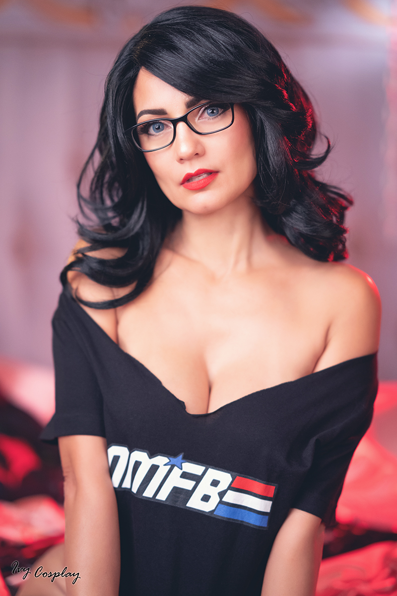 IvyCosplay's tweet photo. Are you following my OnlyFriends page? Make sure you subscribe for exclusive content every week.

Thank you @NearMintFanboys, for my new t-shirt.

#cosplay #cosplayboudoir #gijoe #baroness #glasses #sexyglasses https://t.co/Oh9X2As28P