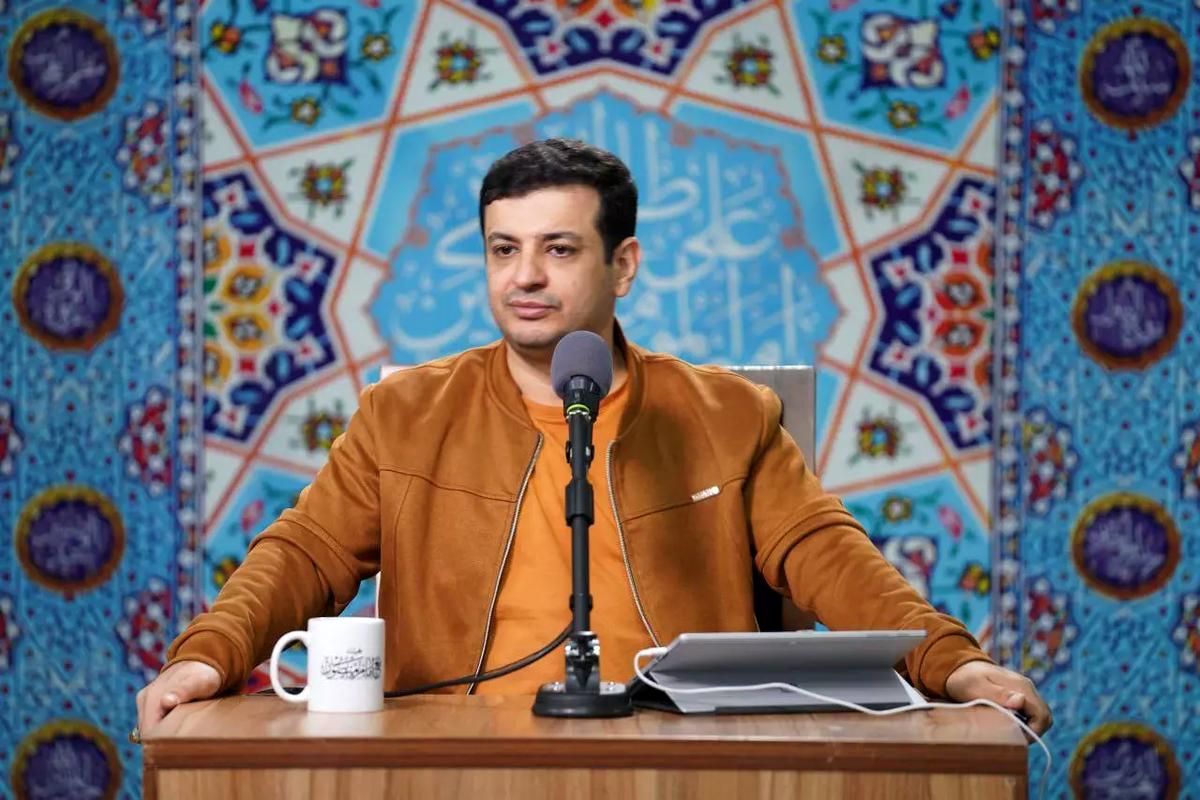 گفت آن یار کزو گشت سرِ دار بلند
جرمش این بود که اسرار هویدا میکرد...

#رائفی_پور_تنها_نیست