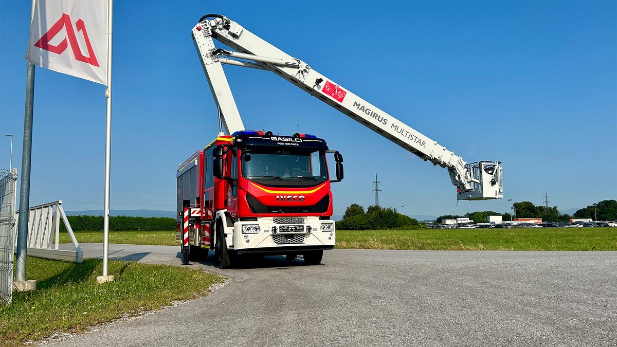 MCamiva's tweet photo. #VoyageVoyage en 🇸🇮 avec ce #Multistar, un 🚒 qui combine un bras télescopique avec pltf de sauvetage et un fourgon pour assurer un éventail de tâches très large. Cabine 1+8 🧑🚒avec 3 appareils respiratoires en cabine et 1x intégré au siège passager. ℹ️ sur https://t.co/7gW1cOiEez https://t.co/KiwCVsuNLY