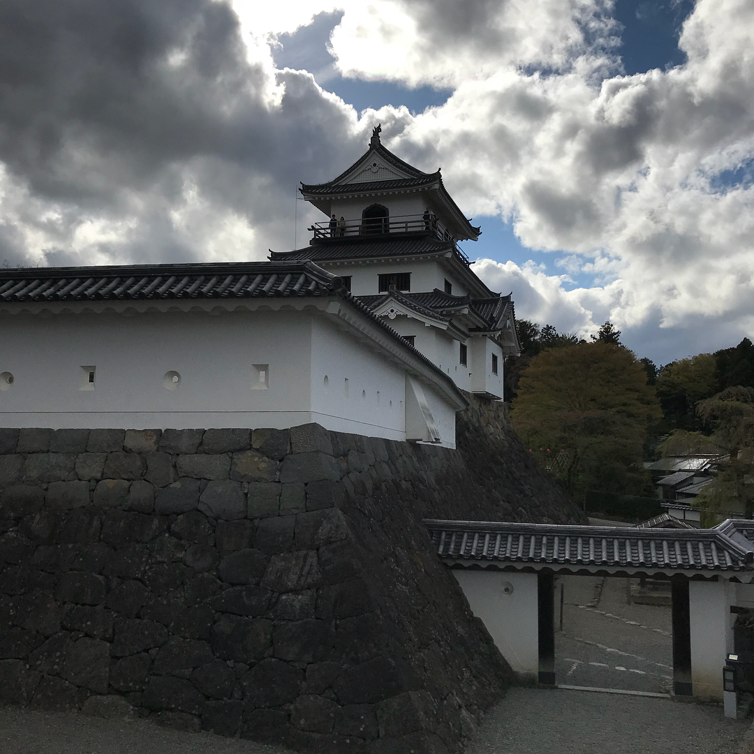 aaaa1525151's tweet photo. 伊達政宗家臣片倉景綱が城主の白石城🏯
三春城から白石城まで1時間30分🚗
スタンプは白石城天守閣の中にある。
係の人がおすシステムみたい‼️
木造復元のため階段が急
木の天守はやっぱりいい👍
歴史探訪ミュージアム2階に無料資料館あり
100名城に選ばれていてもいい城だと思う。
#白石城#城#城巡り https://t.co/1gKB0t894G