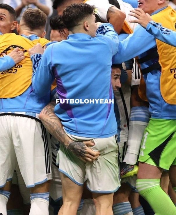 Me acorde de esta foto de Julián y otamendi 🥵