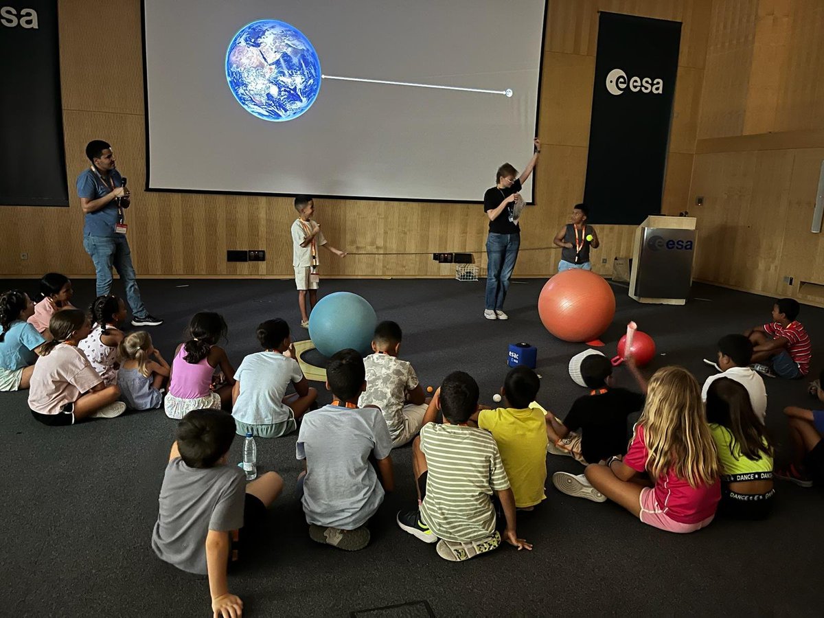 esa_es's tweet photo. Hoy en #ESAC, el Centro Europeo de Astronomía Espacial de la @esa en Madrid,  hemos recibido a los pequeños exploradores saharauis de #VacacionesEnPaz y #FEMASSahara junto a sus familias de acogida. Gracias al programa @esa_cesar_es han disfrutado de una charla realizada por @sandra_bherrera, actividades interactivas llenas de diversión y aprendizaje con nuestros compañeros de #CESAR y un recorrido por las instalaciones.
¡Exploradores del cosmos en acción!