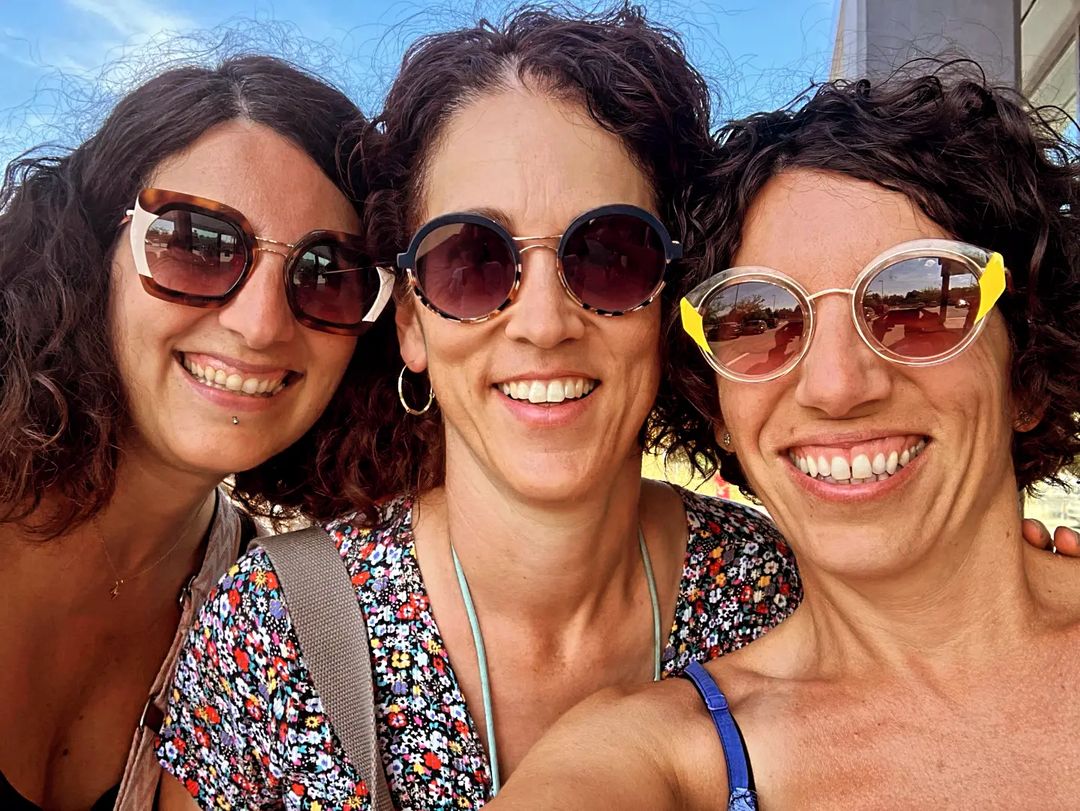 Opticambulatori's tweet image. 🤩 Com ens agrada quan les nostres clientes presumeixen de les ulleres del nostre centre òptic.

Felicitats Woodys girls, les Woodys us queden estupendes!! 😎 

I gràcies Anna per compartir aquests moments 💚

#òptica #ulleres #ulleresdesol #woodys