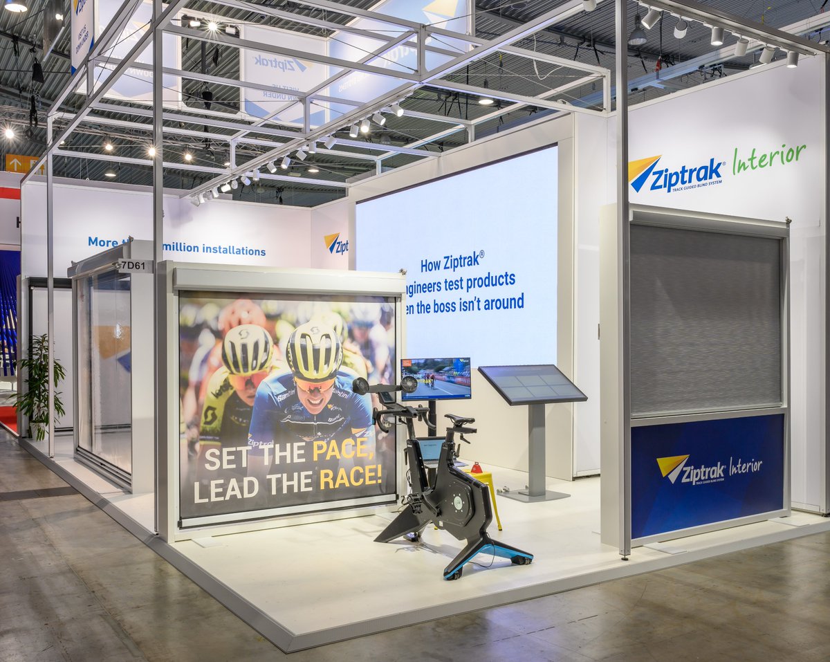 Deckenkonstruktion aus 84expo ermöglicht optimale Ausleuchtung über gesamte Standfläche. Die 3-Phasen-Stromschienen sind direkt in der Nut der Profilstruktur befestigt. Messestand von <a href="/ziptrakblinds/">Ziptrak Blinds</a> aus Australien auf R+T Stuttgart Stuttgart 2024. 
84expo.de
#84expo
