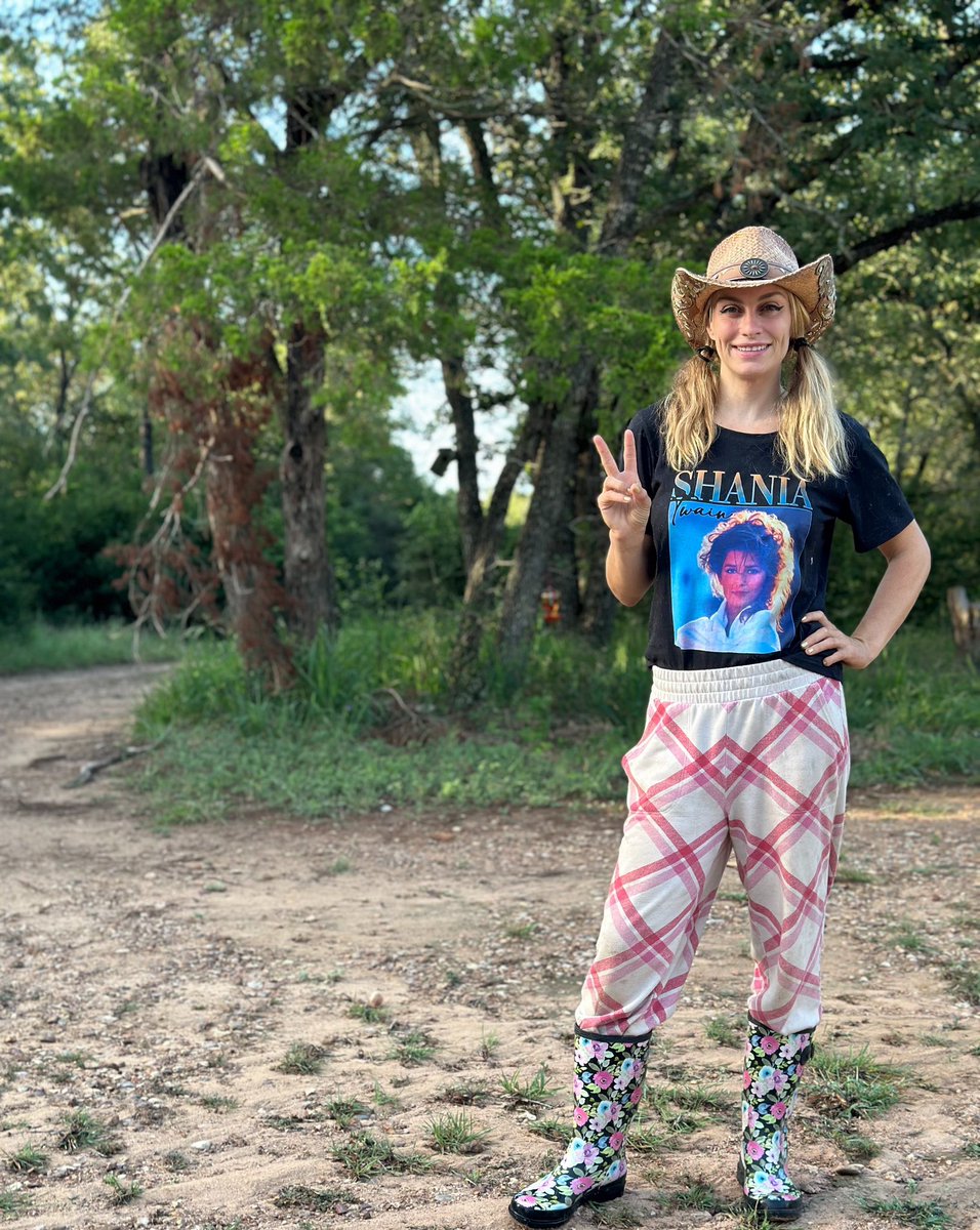 LaylasheartOR's tweet photo. One thing about Layla’s Heart that you cannot deny is that we definitely have the best style. 😂 #dresstoimpress ranch #ranchlife #rescuelife #styleicons #beststyle #style #shaniatwain #dogrescue #animalsanctuary #laylasheartranchandrescue #bekind https://t.co/WwfEDf25UK