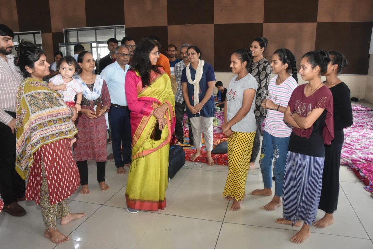 માન. કમિશ્નર શ્રીમતી શાલીની અગ્રવાલ IAS દ્વારા સુરત શહેરમાં અવિરત વરસાદને કારણે અસરગ્રસ્ત વિસ્તારો અને રિલીફ સેન્ટર ખાતે સ્થળાંતરિત કરાયેલા લોકોની મુલાકાત  લઇ આ સંદર્ભે ઝોન/વિભાગ દ્વારા કરવામાં આવી રહેલ વિવિધ કામગીરીનો રીવ્યુ કરી જરૂરી માર્ગદર્શન આપવામાં આવ્યું.