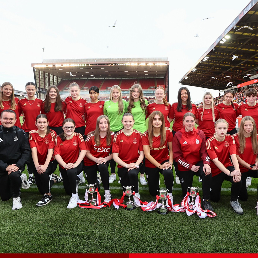 Our <a href="/AberdeenWomen/">Aberdeen FC Women</a> Academy U16 and U18 squads took to the Pittodrie pitch at half-time last night to parade their league and cup trophies 🏆

#StandFree