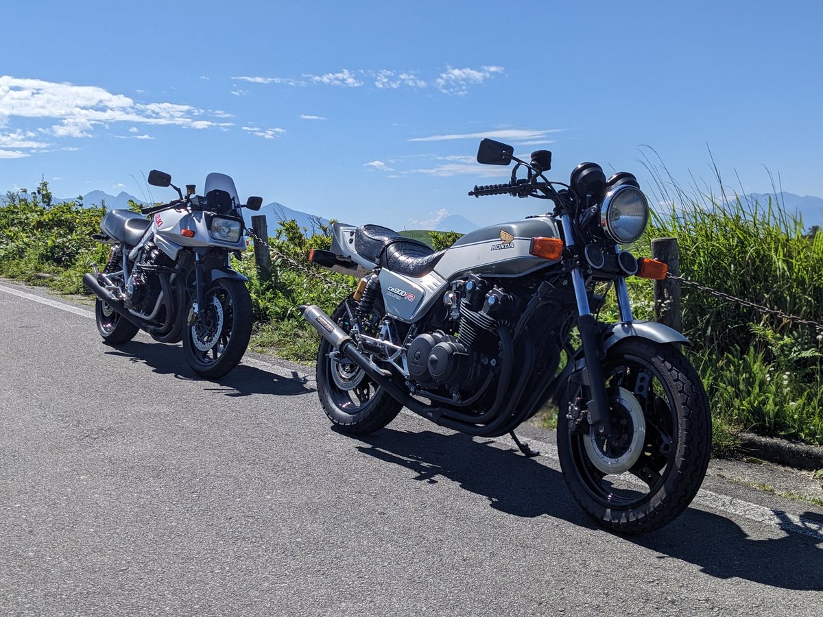 Cb9_bell's tweet photo. #バリバリ伝説
#HONDA
#CB750F
#SUZUKI
#GSX750S
嘘つきました。
#CB900F
#GSX1100S
#あの世で鬼でもぶっちぎれ https://t.co/VzKi9RJsho