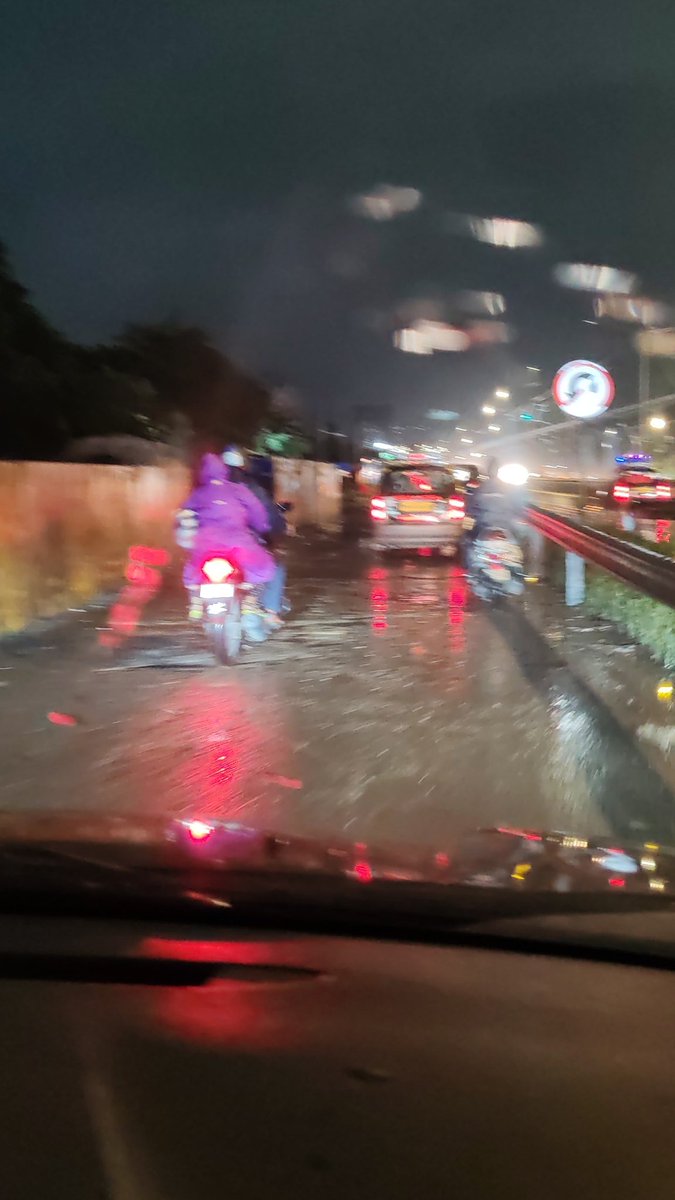 2 Wheelers and heavy vehicles are crowding each day more and more on eastern freeway entry from AJMERA SIDE.. NOBODY BOTHERS.. I use this road 3 times a day and each time same traffic of 2 wheelers N tankers