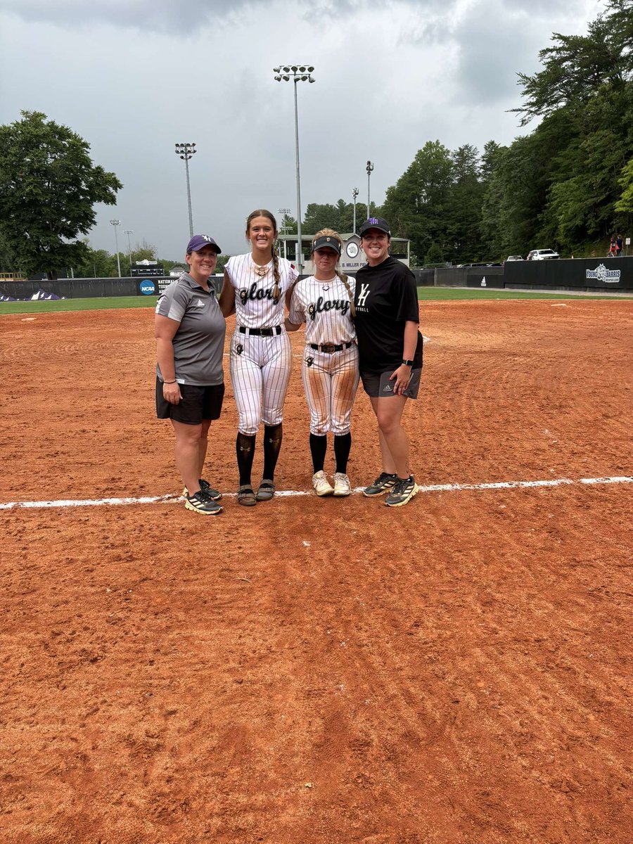 MakaylaCalland2's tweet photo. Had such an amazing day today at Young Harris! Thank you @JessieHomesley for hosting an amazing camp. @YHC_Softball @glory_georgia https://t.co/3N6yVo9nDO