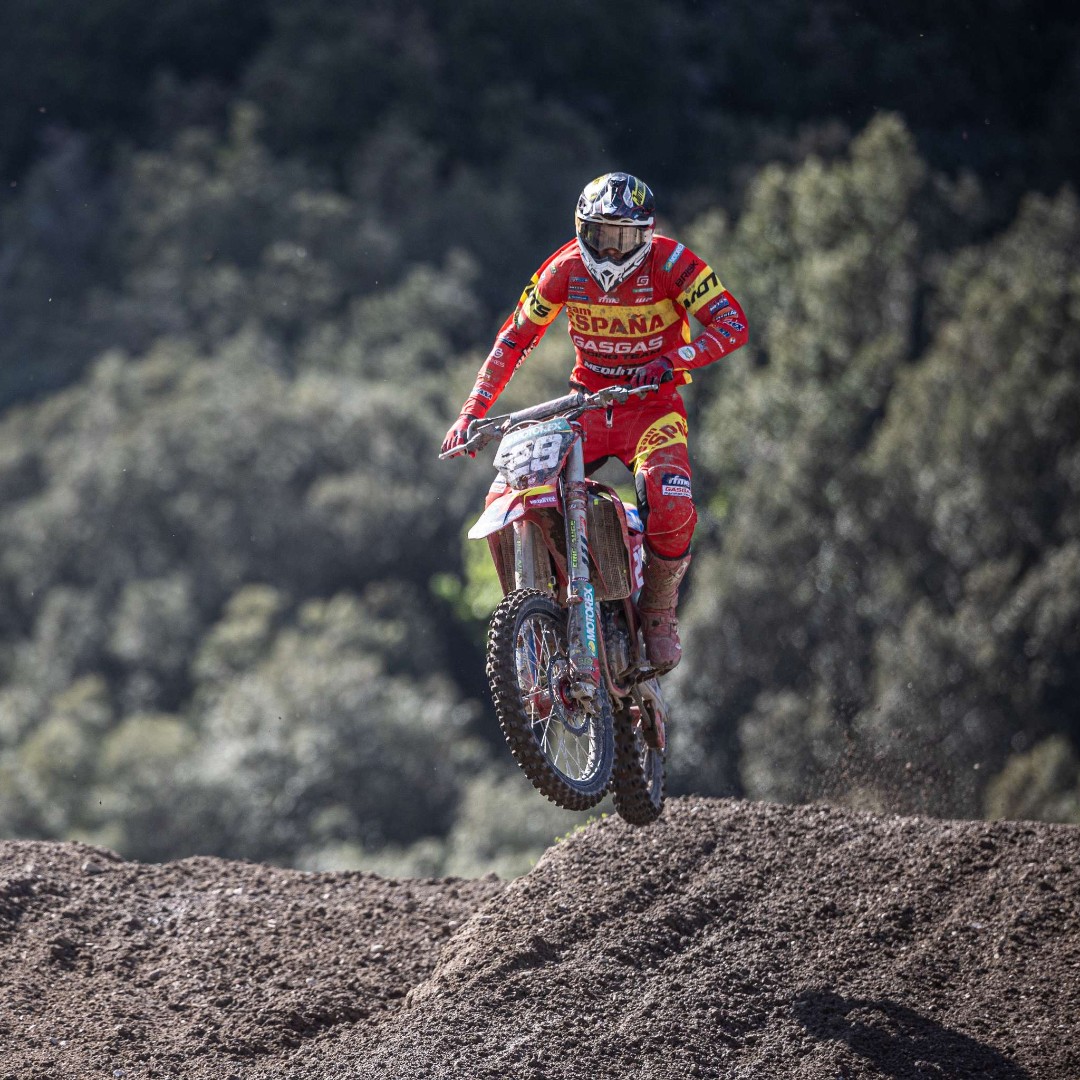 rfme_oficial's tweet photo. La décimo cuarta cita del Mundial de MXGP se disputa este fin de semana en Lommel siendo puntuable también para los Europeos de EMX250 y EMXOpen!
Nuestro equipo nacional estará allí para darlo todo! 
Foto: JP Acevedo
#rfme #mx #motocross #mxgp https://t.co/CUtiJ3FndG