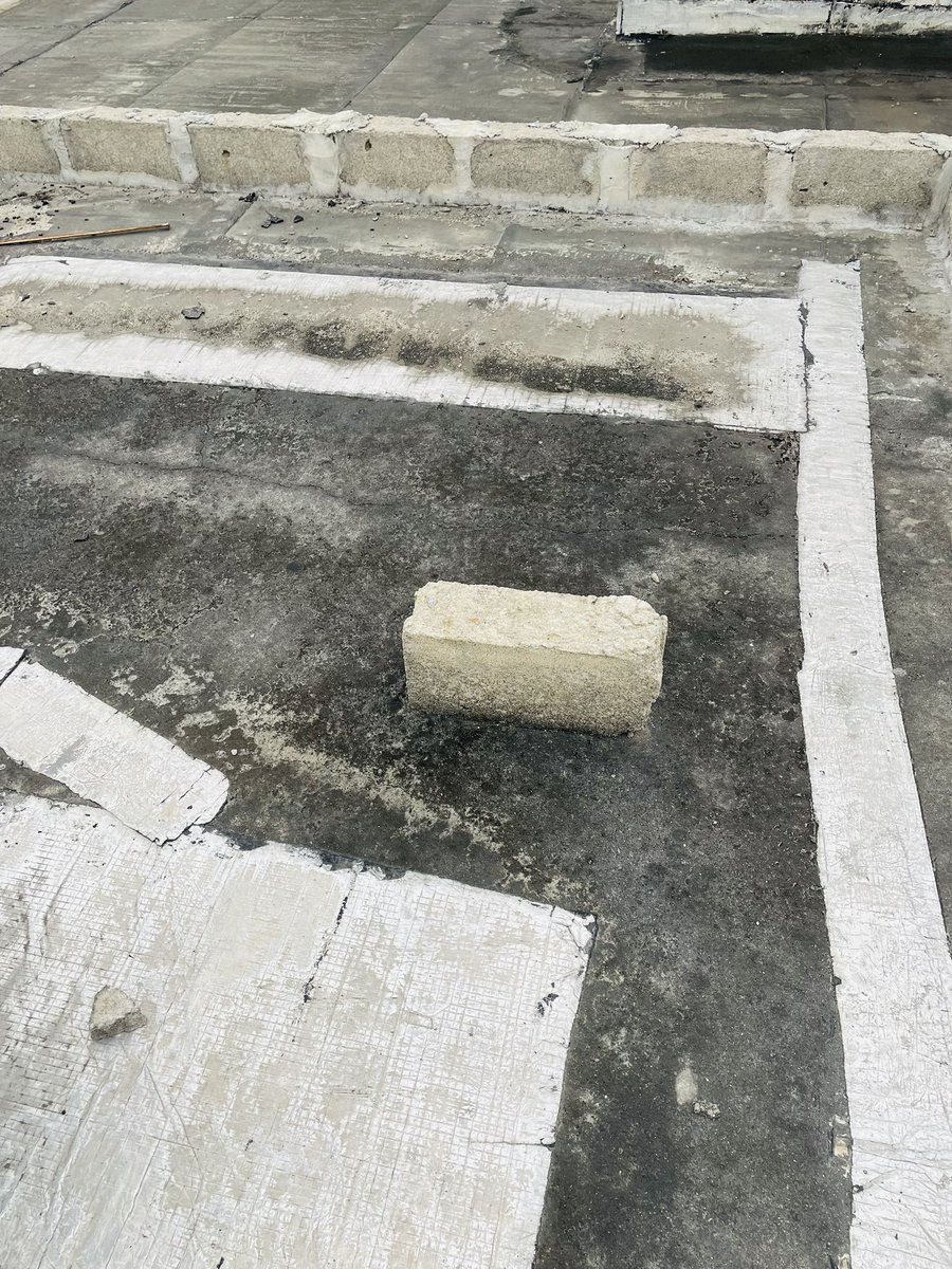 Etscnet's tweet photo. Vous avez des problèmes d'étanchéité? Confiez-nous votre problème et il sera résolu.

Image d’une maison présentant des problèmes d’étanchéité. https://t.co/Kl275Ob7n4