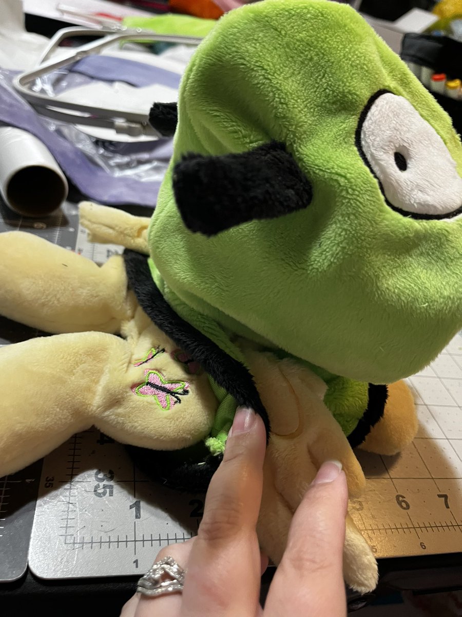 rubiowolf's tweet image. Working on something silly for #FlutterCon at @EverfreeNW 💛🩷💚🖤 

Based on ‘Antonymph’ by @VyletPony