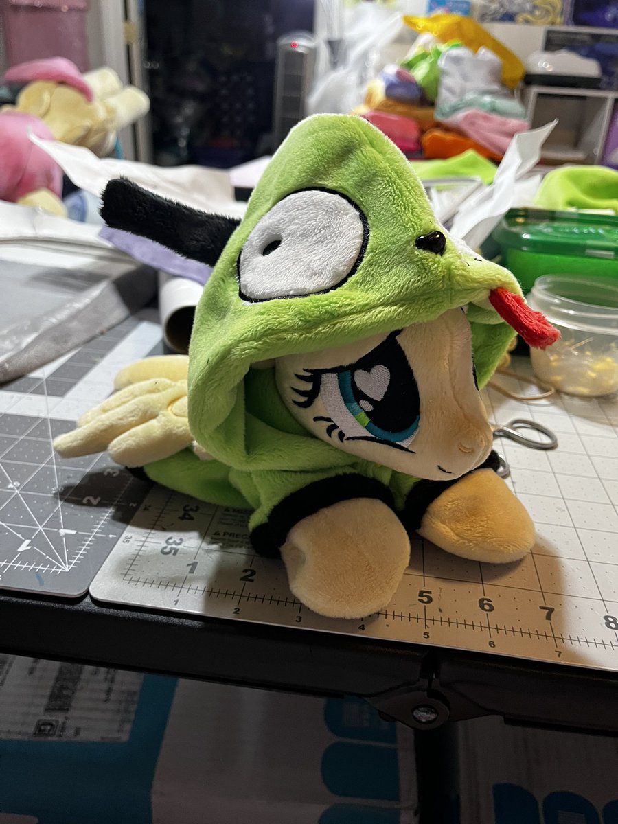 rubiowolf's tweet image. Working on something silly for #FlutterCon at @EverfreeNW 💛🩷💚🖤 

Based on ‘Antonymph’ by @VyletPony
