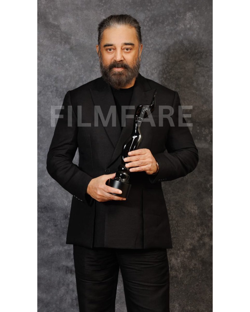 filmfare's tweet photo. Thespian #KamalHaasan poses with his 21st Filmfare Award. He won the Black Lady in the Best Actor in a Leading Role category for his Tamil film #Vikram at the #68thFilmfareAwardsSouth.

Congratulations to the record-breaking superstar.

#FilmfareExclusive #Celebs https://t.co/oJ9zbRF18L