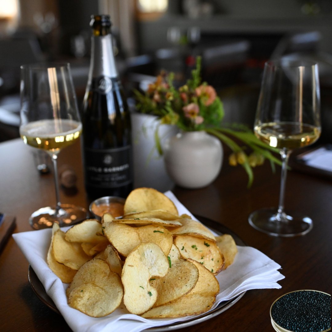Join us at Lytle-Barnett Tasting Room Sunday, July 28th 12-4 to celebrate the grand finale of <a href="/IPNC/">The International Pinot Noir Celebration</a>  w/ a "Caviar Tasting" for two which includes four glasses of your choice of bubbles, caviar, handcut potato chips, creme fraiche. $150 exploretock.com/lytlebarnettau…
#ipnc