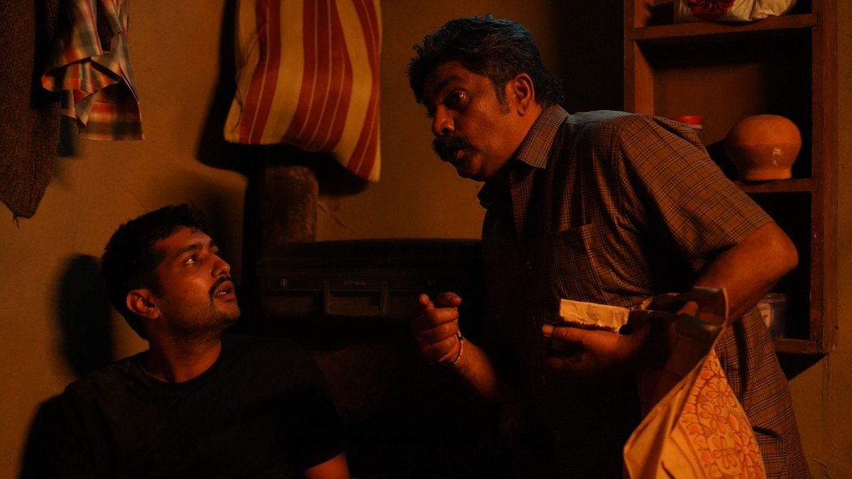 Nandhan_Talkz's tweet photo. #Shakhahaari
Tamil dub - No
மொரட்டு படம் 🔥

சின்னதாய் ஹோட்டல் நடத்தி வரும் சுப்பன்னா, மனைவிக்கு உடல்நிலை சரியில்லாததால் டிரான்ஸ்பர் கேட்டு நிற்கும் SI, கொலைகுற்றவாளியாக ஸ்டேஷனில் இருந்து தப்பிக்கும் விஜய்.

இந்த மூவருக்கும் நடக்கும் சம்பவங்கள் என்னென்ன, அதன் விளைவுகள் என்ன, https://t.co/xexVj7fy9Q