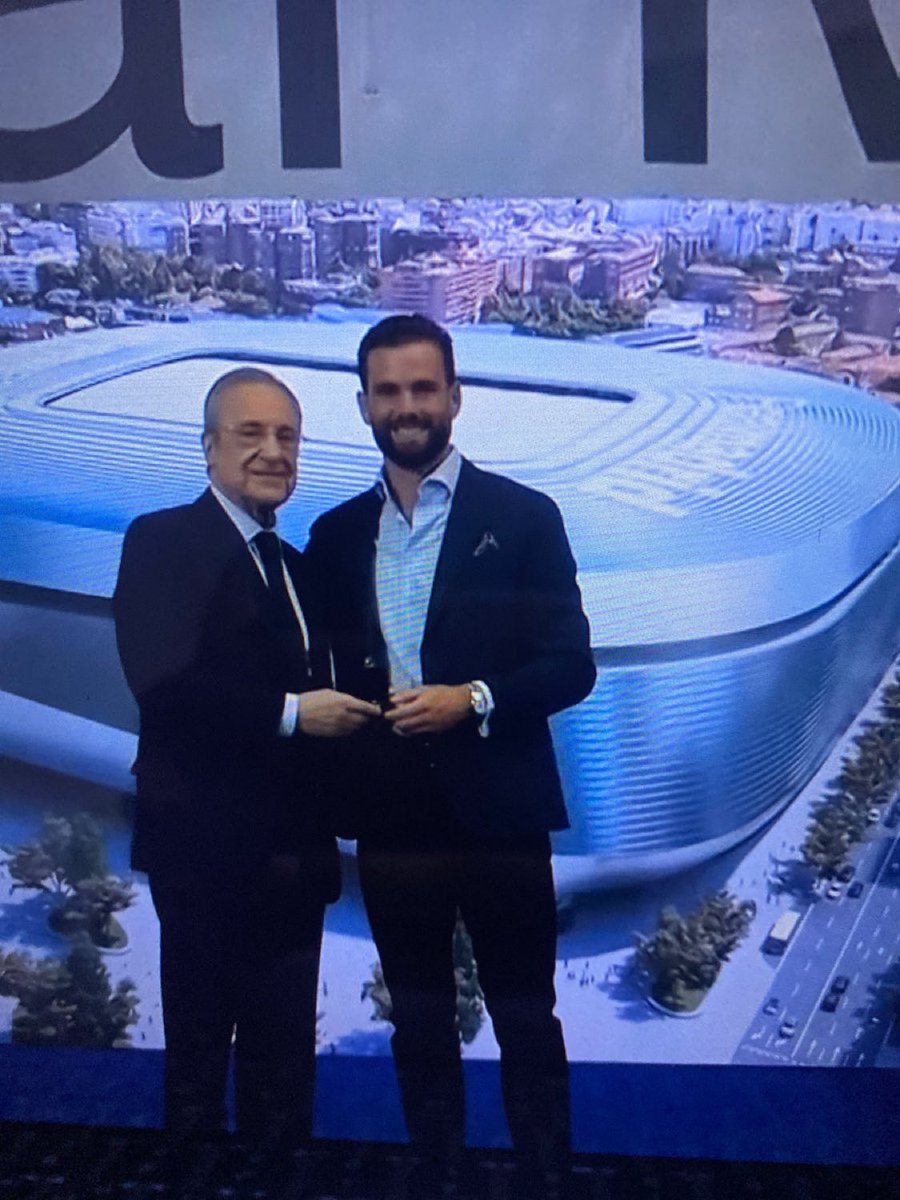 Florentino Pérez a donné à Nacho l'insigne d'or et de diamant du Real Madrid, réservé aux légendes du club. 🤍