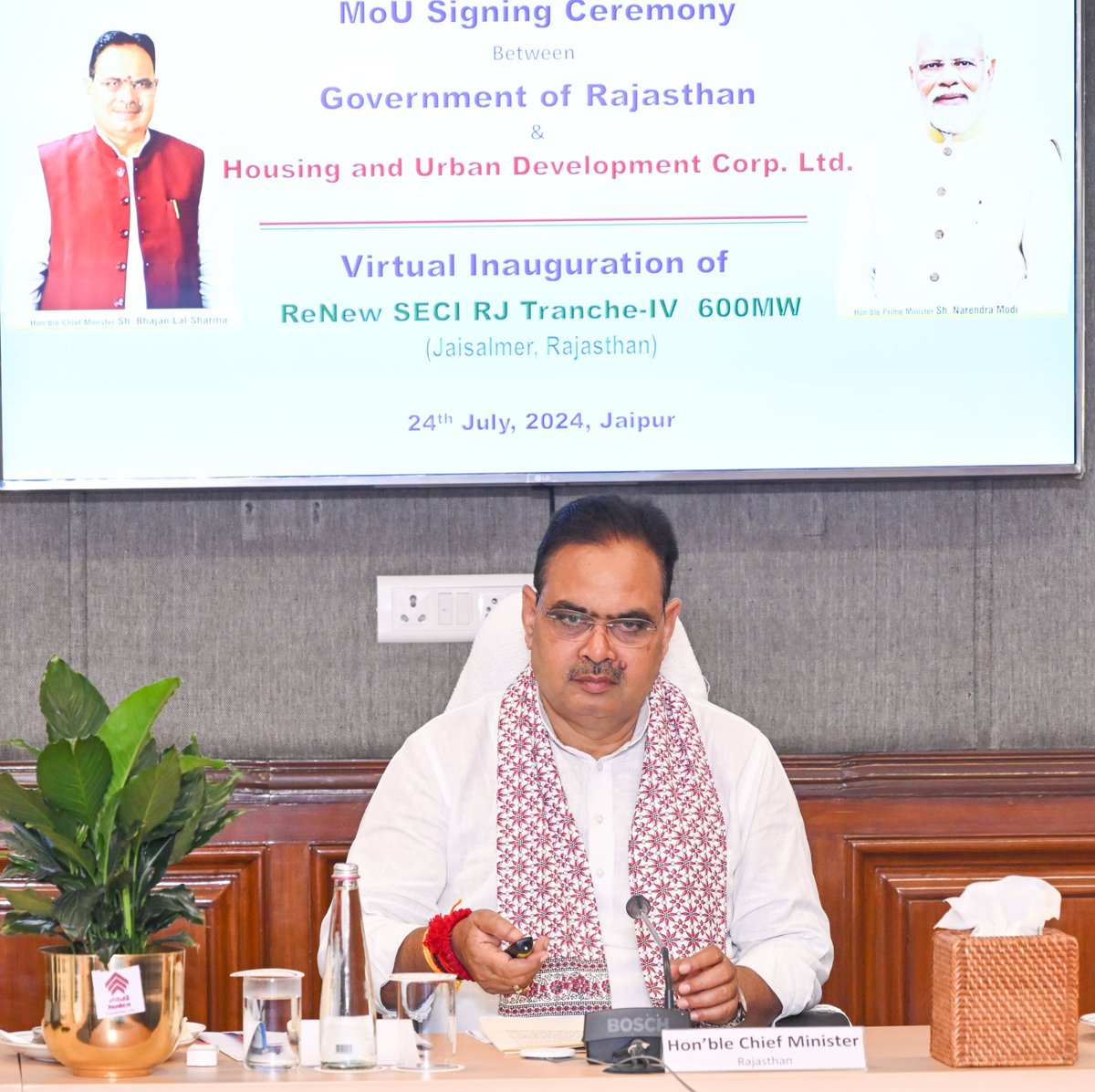 RajCMO's tweet photo. मुख्यमंत्री श्री भजनलाल शर्मा की उपस्थिति में राजस्थान सरकार तथा आवास और शहरी विकास निगम (हुडको) के बीच समझौता ज्ञापन (एमओयू) पर हस्ताक्षर किए गए। इस समझौते के अंतर्गत जलापूर्ति, सिंचाई, विद्युत जैसी आधारभूत अवसंरचना क्षेत्रों में विकास कार्यों को गति प्रदान की जाएगी। साथ ही मुख्यमंत्री ने जैसलमेर में 400 मेगावाट क्षमता के सौर ऊर्जा संयंत्र का वर्चुअल उद्घाटन भी किया।
#RajCMO
#CMORajasthan