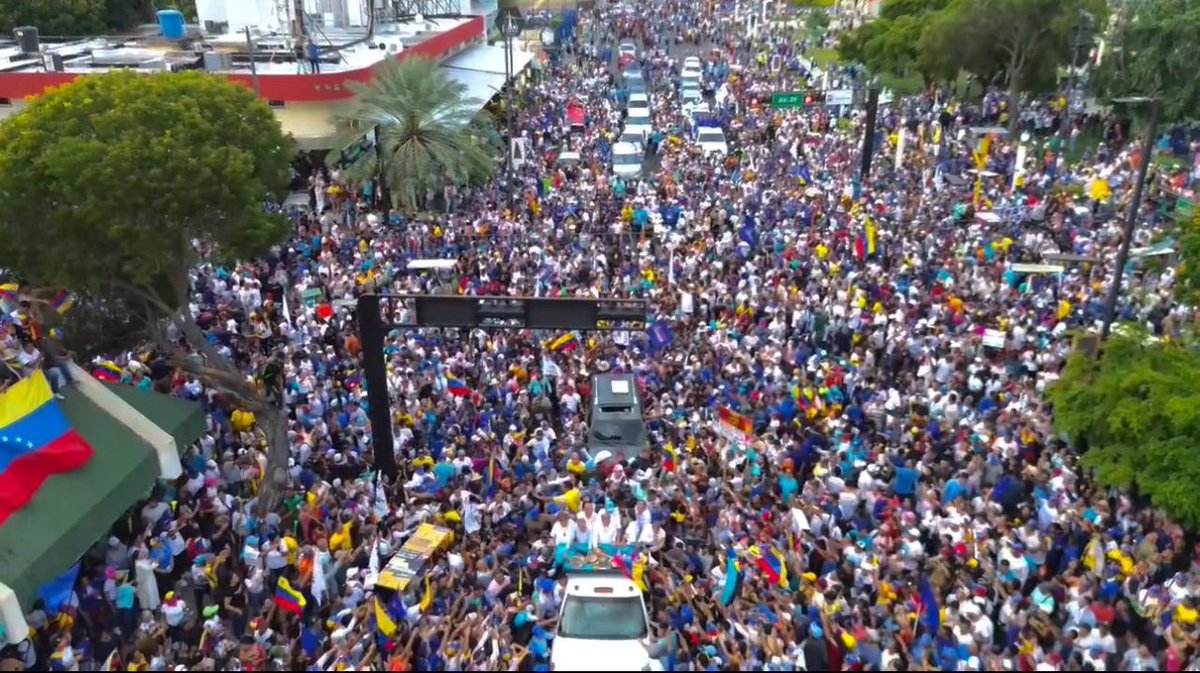 unidadvenezuela's tweet photo. ¡El zulianazo fue un cierre de campaña épico en occidente! Nuestro candidato @EdmundoGU y la líder de las fuerzas democráticas @MariaCorinaYA desbordaron Maracaibo, unidos con el Gobernador del Zulia @manuelrosalesg y demás líderes de la oposición en una movilización que nos llena a todos los venezolanos de esperanza y aun más ganas de votar este 28 de julio para lograr el cambio. 

¡Que viva el Zulia! #VamosAGanar