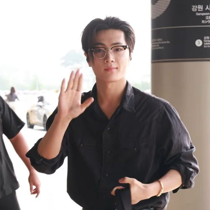 jongchel give 'pasutri yg sama sama pejabat otw dinas ke luar kota' vibes