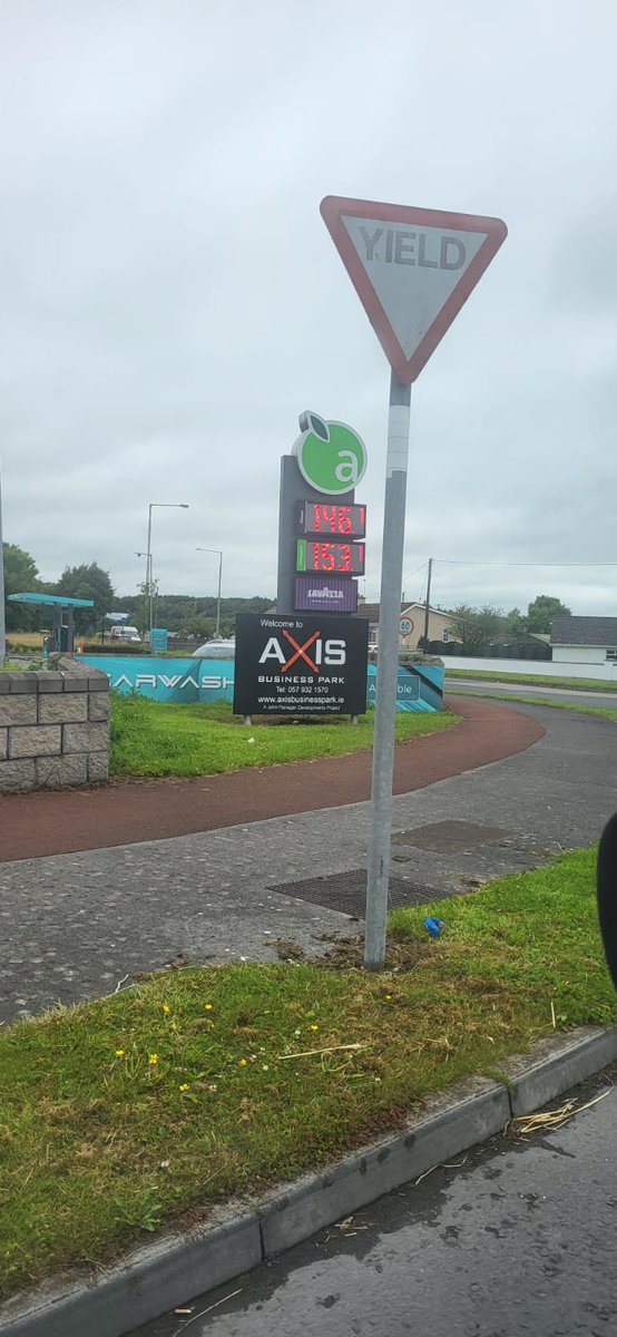 NorfolkFlyer100's tweet photo. Offer on fuel cars waiting in line to save 25c per litre.
#applegreen #cheapfuel #fuel #gasoline #petrol #unleaded #diesel #bargain #promotion #Ireland #cars #driving https://t.co/9FR6Px4UPR