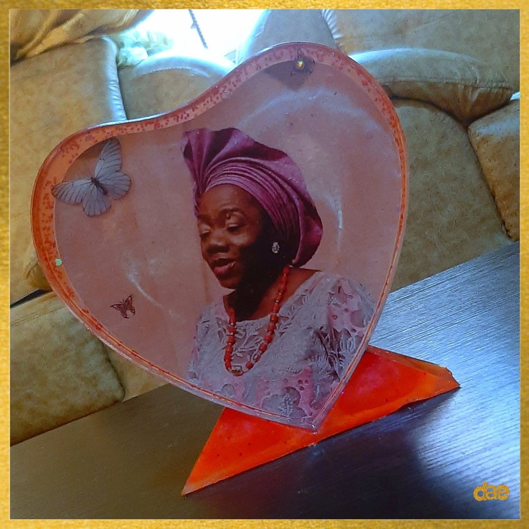 resinbydae's tweet image. Your gifts SHOULD say words that you can't form. They should nearly (or) bring happy tears to the receiver's eyes.

Get this resin picture heart frame that will last forever.

Send a DM to order.
PRICE: 25,000naira
.
.
.
@_DammyB_
#resinbydae #resininnigeria #resinframe