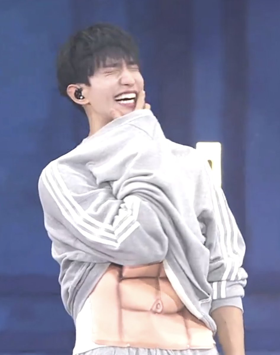 아니 섹시고 복근이고 뭐고 나 얘가 이렇게 웃는 걸 평생 보고 싶음 지금 너무 행복함 이 귀염둥이 진짜 어떡해