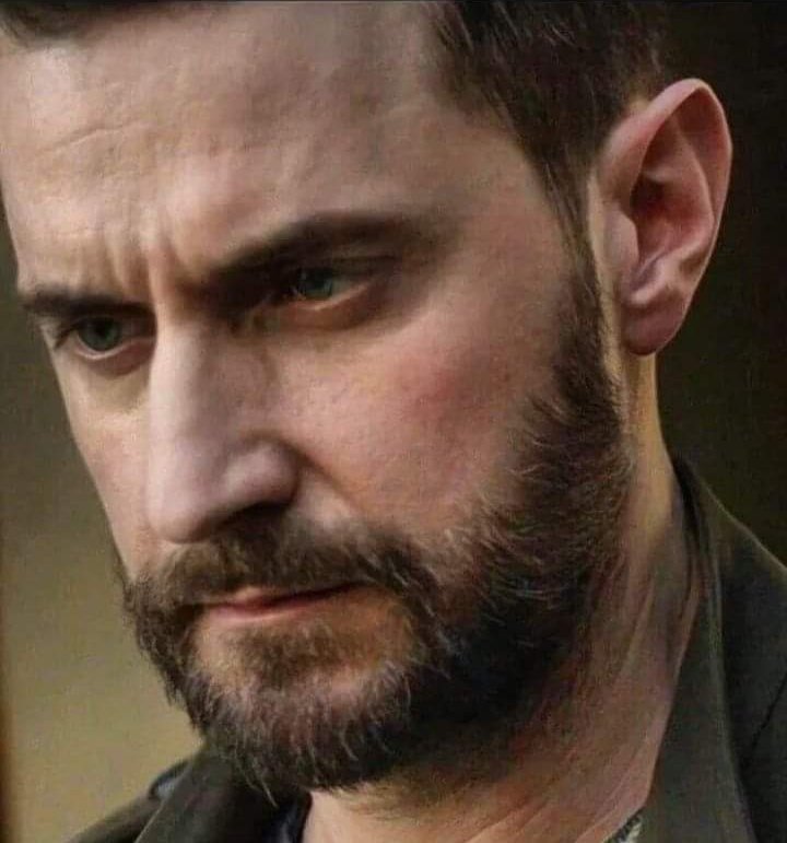 RArmitage_Mex's tweet photo. Happy day, RArmy 💖😘
Mr #RichardArmitage🧔🏻♂️💫😍💖
What a bluish seductive gaze, what a beard, what a man! 🥰🔥❣🖤
#ThorinOakenshield #DanielMiller #JohnPorter #SexyBrit🇬🇧 https://t.co/gRZa41GE5a