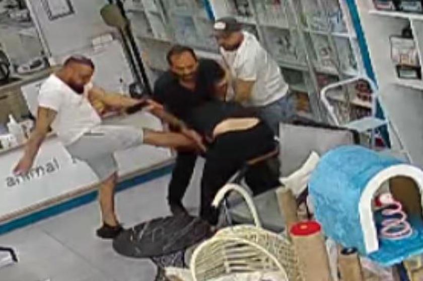 Kocaeli’nin Çayırova ilçesinde, Veteriner Hekim Ali Özen’i darbedip serbest bırakılan 3 zanlı dün gece yeniden gözaltına alındı. Mahkemeye çıkarılan zanlılar tutuklandı

evrn.sl/8fg4n0?a=52a