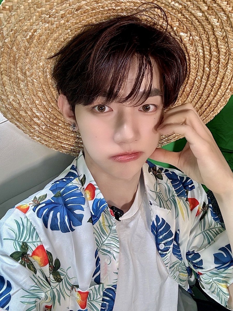 Feeling double the 𝕝𝕠𝕧𝕖 𝕥𝕠𝕕𝕒𝕪 thanks to all the ZEROSE who tuned in early. You guys are the sweetest! 🎂 Let’s be honest, though, no birthday is complete without a delicious durian cake. Would you like to come and eat durian cake with me? 😋🍰 Let’s make it a party!