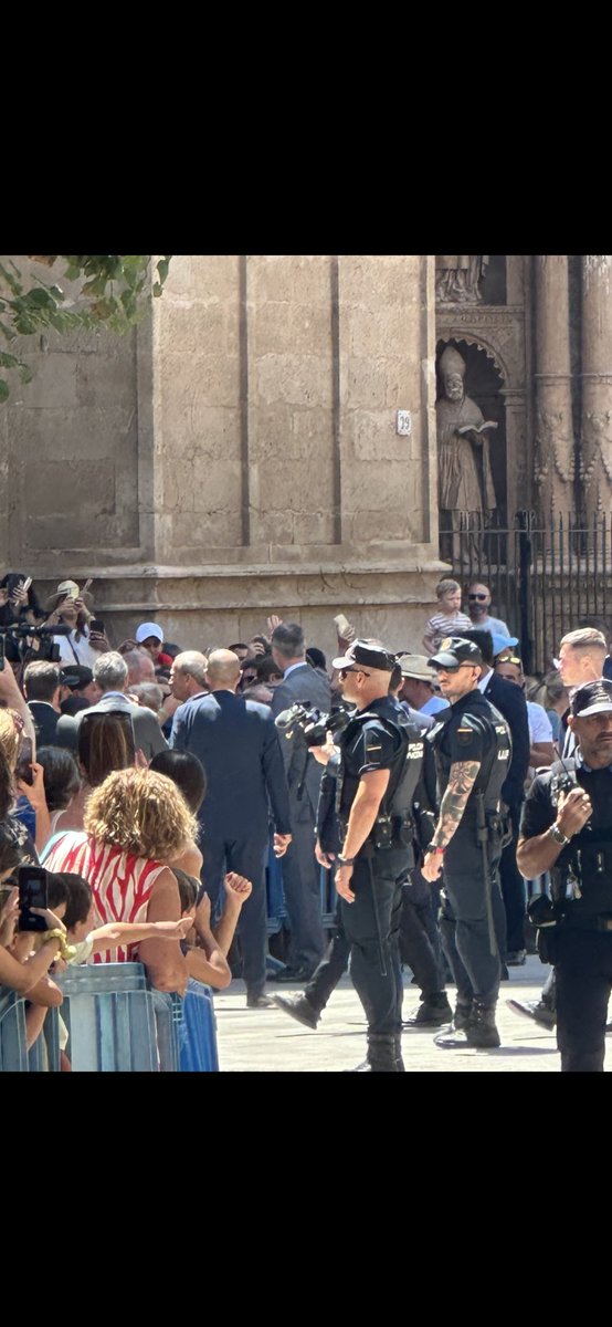 ERDocBrown's tweet photo. Ok, it's not every day you see the King of Spain.... but can we chat a bit about the police?! 🥵

#KingsOfSpain @CasaReal https://t.co/rjkqjN7nI8