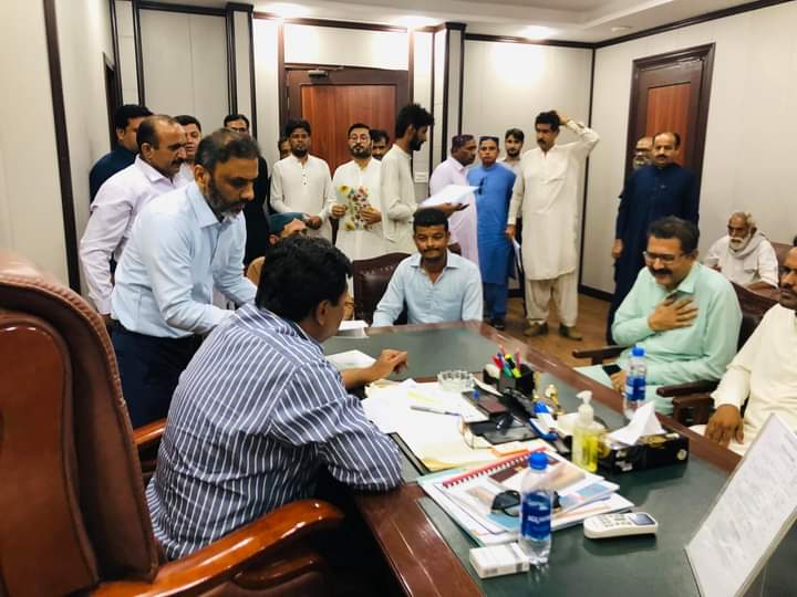 AltafSamoo1's tweet photo. وزیر تعلیم و معدنیات سندھ سید سردار علی شاہ سے ان کے آفیس میں زندگی کی مختلف شعبوں سے تعلق رکھنے والے افراد کی ملاقات۔

صوبائی وزیر سید سردار علی شاہ کی طرف سے ملاقات کے دوران مختلف مسائل کی نشاندہی پر حل کے لیے ہدایات جاری کی گئیں۔

#MinisterEducationSardarShah https://t.co/y0J2kjZyPK