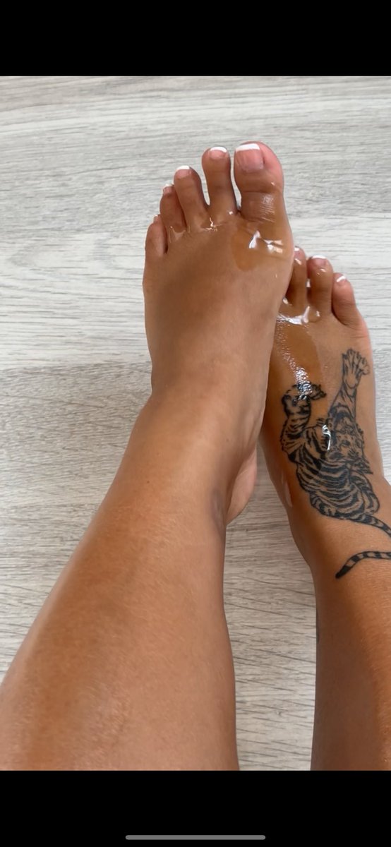 asiantattoofeet's tweet photo. Qui veut voir la vidéo en entier de mes pieds huilés? 🌶️💦 #feetpicsforsale #feetvideo #asianfeet
#feetforsale #sexyfeet #peidssexy #petitpied #smallfeet #tattoofeet #beautifulfeet #jewerlyfeet #cakeandfeet #jolispieds #oilfeet https://t.co/cLgUoX5dx5