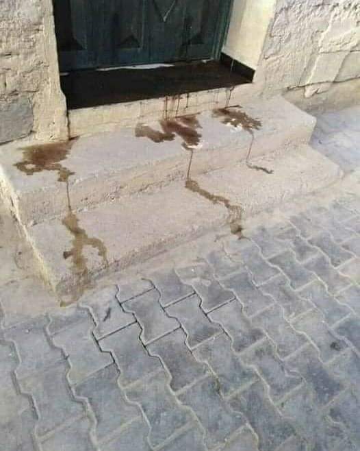 مهم جدا : لو فتحت باب البيت او الشقه 
ووجدت ماء مكبوب امام الشقه او زيت ، او ريش 
او مسامير ، او دم ، او بودره ، او رمال ، او اى شيء غريب 
ان كنت فى خارج البيت لا تدخل وان كنت داخل البيت 
لا تخرج وعليك أن تكبر بصوت مسموع 

وبدون شتم علي أحد ولا تعدي لفظي ولاغيره علي أي مخلوق