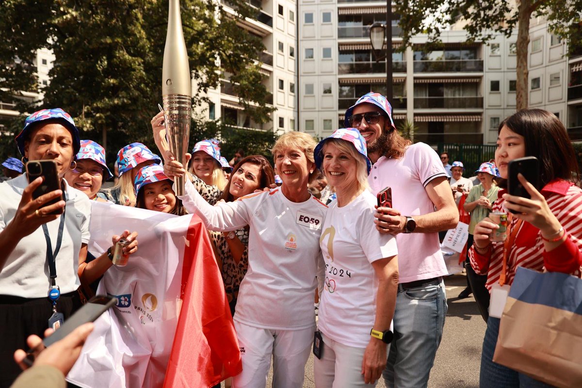 🔥 Porter la Flamme à Paris, c'est porter les valeurs du #sport : la #parité, l'#inclusion, l'#éthique et l'#intégrité.
Cette flamme a une résonance toute particulière pour moi et je suis honorée de pourvoir la porter à mon tour.