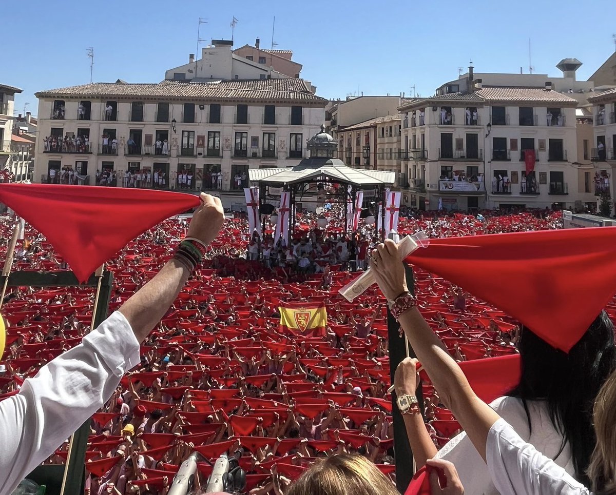 Héroe zaragocista en Tudela. 🤍💙

📸 Fotón de <a href="/albertocatalanh/">Alberto Catalán</a>