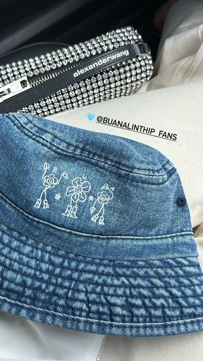 fanbuanalinthip's tweet photo. หมวกที่ออกแบบโดยบัวศรีคนน่ารักของพวกเราค่า ~ งื้ออ น่ารักกกกกกกก 🩵🫶🏻

อิ่มบุญอิ่มใจ แถมได้หมวกน่ารักๆไปใส่ด้วยน้าาา 

#บัวนลินทิพย์ #buanalinthip https://t.co/y26mRqHxJw