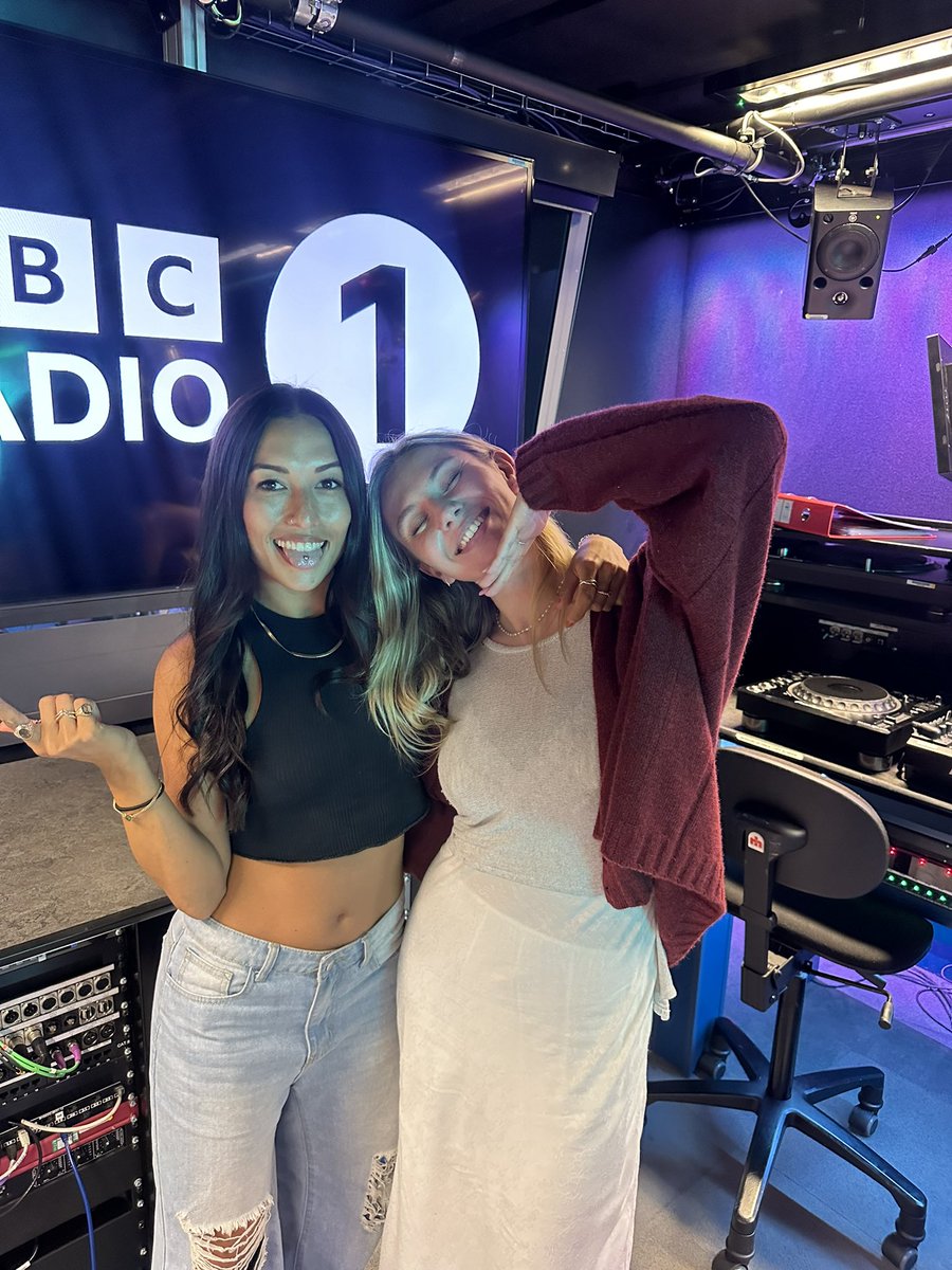 jjiszatt's tweet image. Currently doing the FINAL show on @BBCR1 relax, with my fellow chill queen @sianelerievans. End of an era, doing the relax show was my first regular slot on radio 1, and the stream has been a staple listen for me.

The steam will go silent at 2pm when the show finishes, come hang