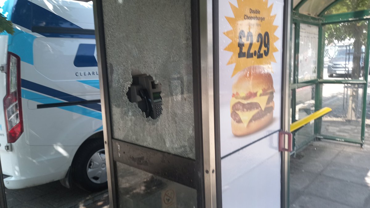 AndyGibsonTV's tweet image. Why do individuals insist on doing this?
Phone Boxes are some people's only method of wider communication.
If they're continually damaged then City Councils will just get rid.
#CriminalDamage #Vandalism #PhoneBox #BrokenWindow #Aberdeen #NorthEast