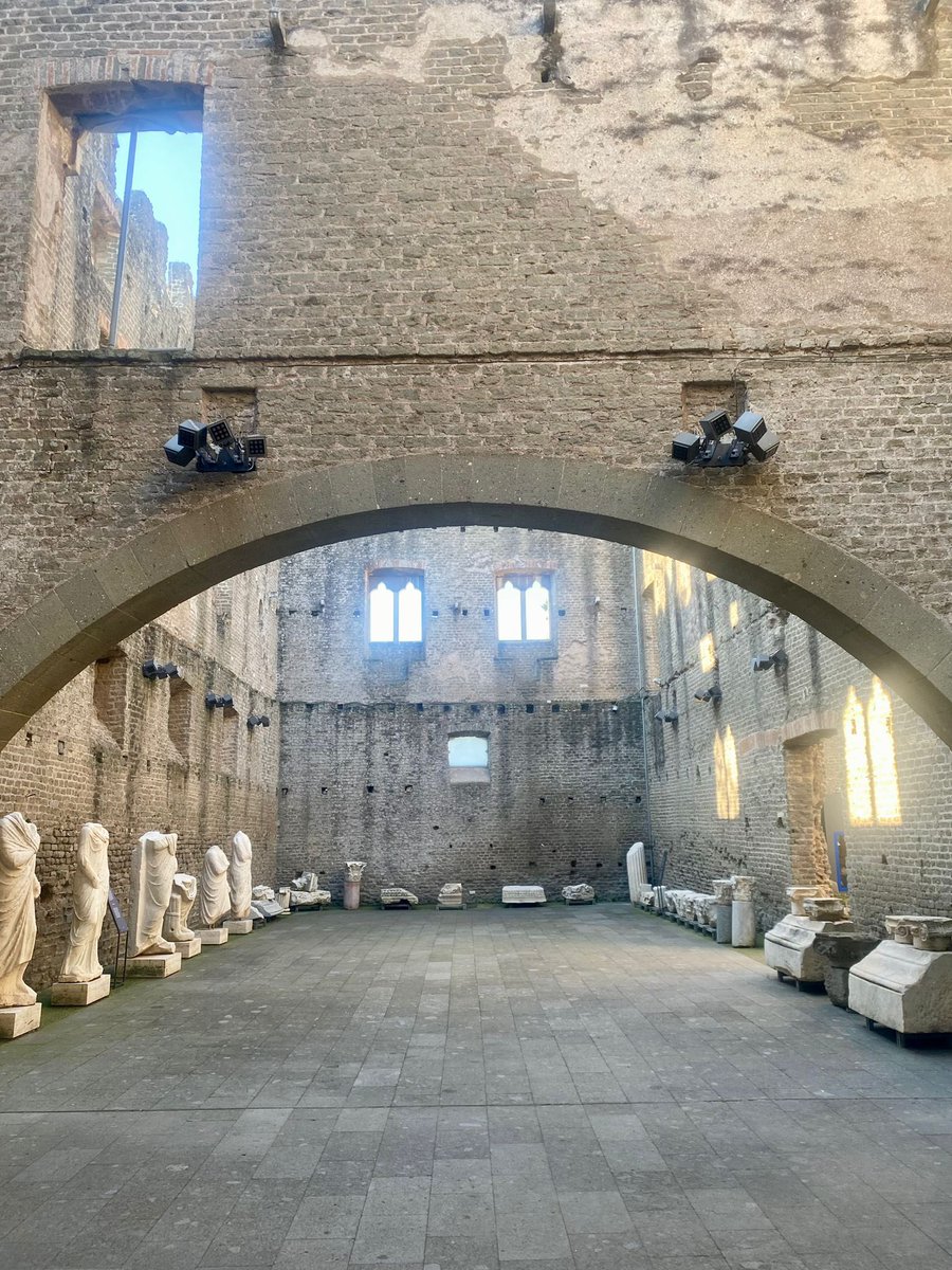Radio3tweet's tweet photo. C'è chi ci va a passeggiare per sfuggire alla città, chi la visita come se fosse un museo a cielo aperto, chi la percorre in bici e chi la scoprirà grazie alla radio: la via Appia antica e il Mausoleo di Cecilia Metella a Roma raccontati da Simone Quilici, qui https://t.co/fTzLj93mP7